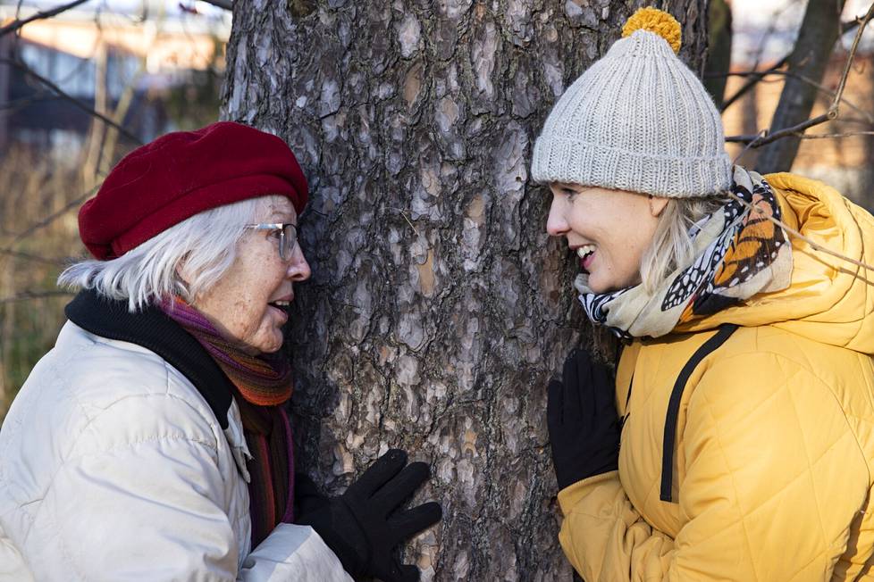 Meri Nokkala, 91, ja hänen tyttärensä Katja Riuttu-Sillanpää, 52, pitävät toisiinsa yhteyttä päivittäin. 