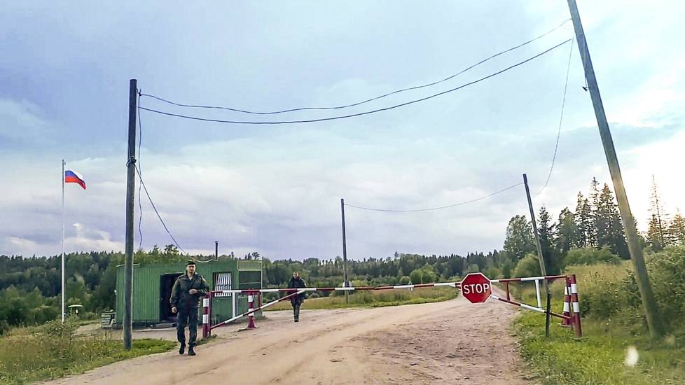 Kuva rajavyöhykkeen tarkastuspisteeltä Venäjän Karjalasta Hiitolan ja Rintalan väliseltä tieltä on otettu kesällä 2022. Suomen rajalle on tästä noin 15 kilometriä, mutta ylityspaikkoja ei näillä seuduilla ole. Tästä eteenpäin tietä voivat jatkaa vain paikalliset asukkaat ja ne, joilla on erityislupa liikkumiseen.