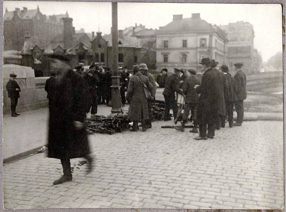 Juoksin kotiin mielessäni kuolleet hevoset ja päätön nainen” –  Helsinkiläisnaisen jäämistöstä paljastui ennennäkemättömiä kuvia Helsingin  valtauksesta 1918 - Kaupunki 