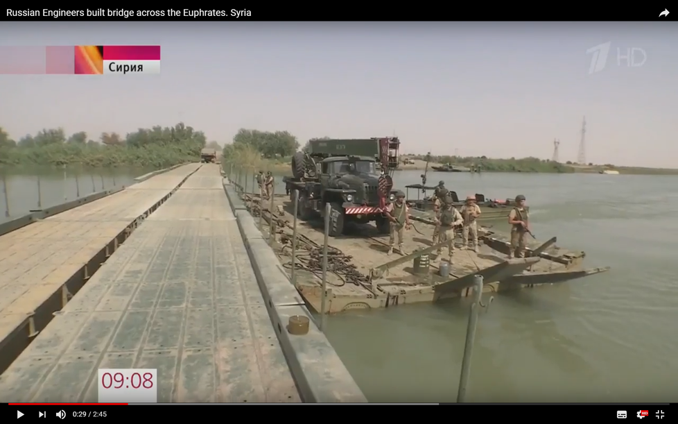 Venäjän pioneerit onnistuivat toissaviikolla siirtämään joukkoja Eufratin yli ja rakentamaan palkkisillan Deir ez-Zorin etelälaidalle. Kuvakaappaus Zvezda-uutiskanavan videolta.