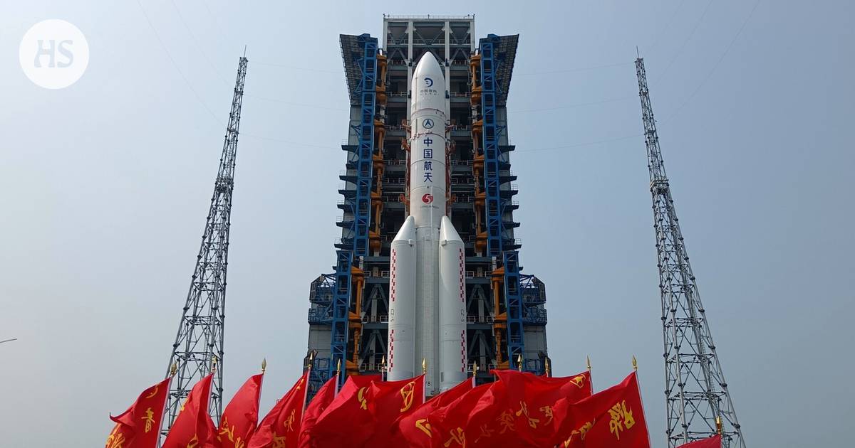 The Chang’e-6 probe is launched by China.