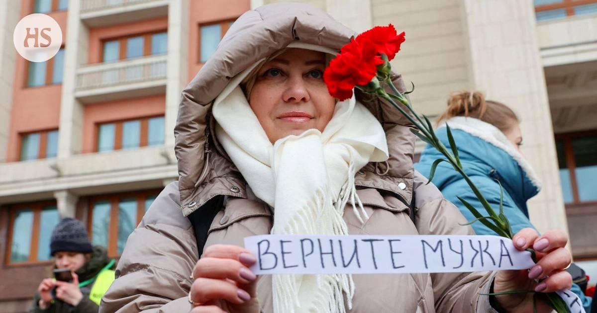 Spouses and mothers of soldiers gather near the Kremlin, demanding the return of their loved ones