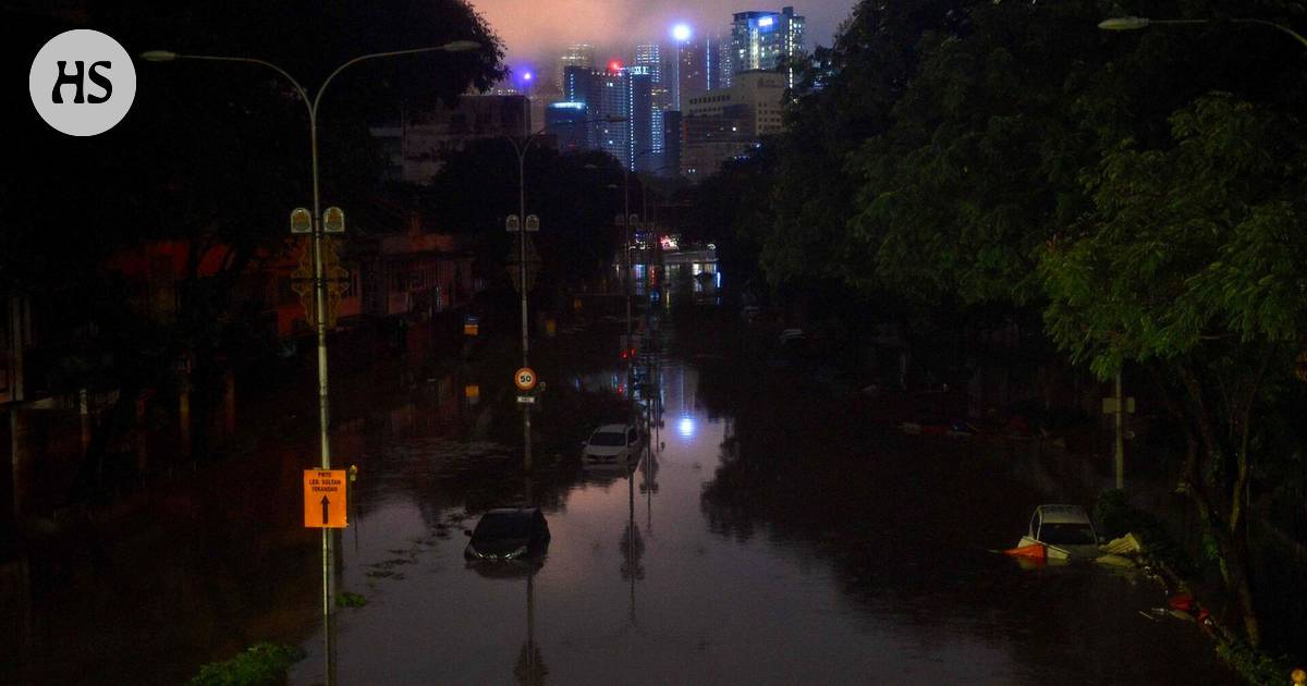 Malaysia Heavy rains raised floods in Malaysia, tens of thousands ...