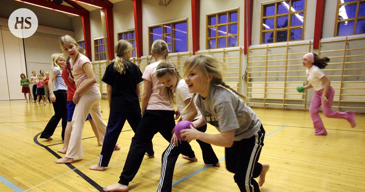 Suomalainen koulu on kohdellut tyttöjä ja poikia eri tavalla vuosikymmeniä  – aluksi oli omat koulut, myöhemmin erilliset ruokajonot - Kaupunki 