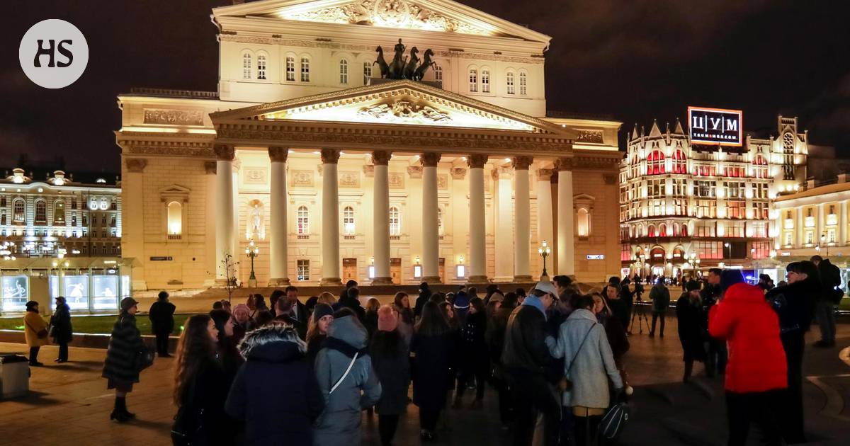 Огромный открыто. 250 Лет большому театру. Фотосессия у большого театра. Люди в большом театре. Большой театр публика.