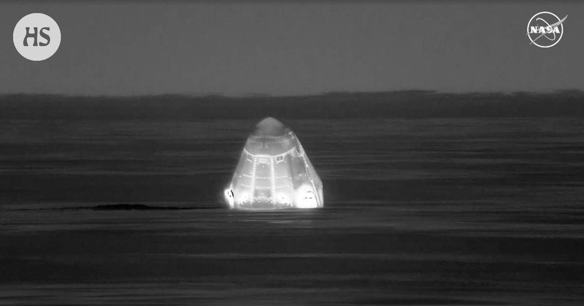 Een ruimteschip landt in de wateren bij Florida