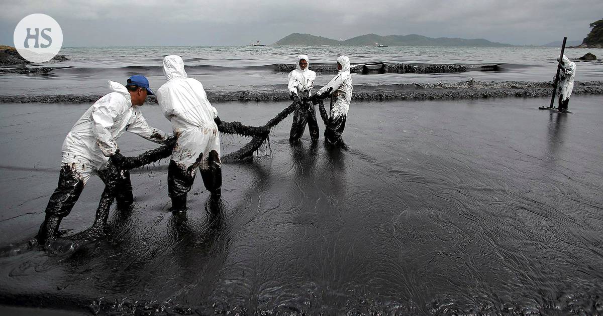 Очистка воды от нефти. Разлив нефти в море. Экологическая катастрофа. Нефтяное загрязнение воды. Нефтяное пятно.