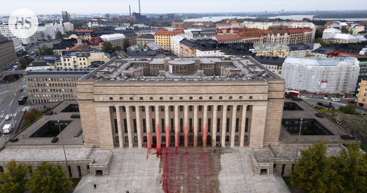 The great-grandson of the designer of the Parliament building defends Swedish activists from knocking over the pillars