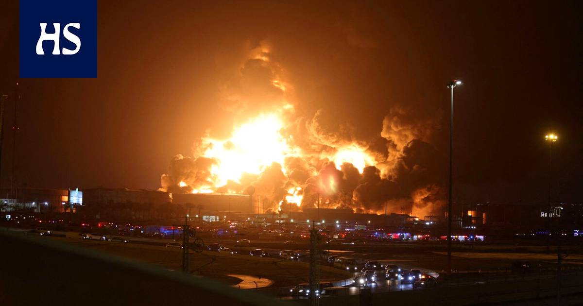 Yemeni rebels strike at oil terminal in Saudi Arabia – video shows wild cloud over Jeddah