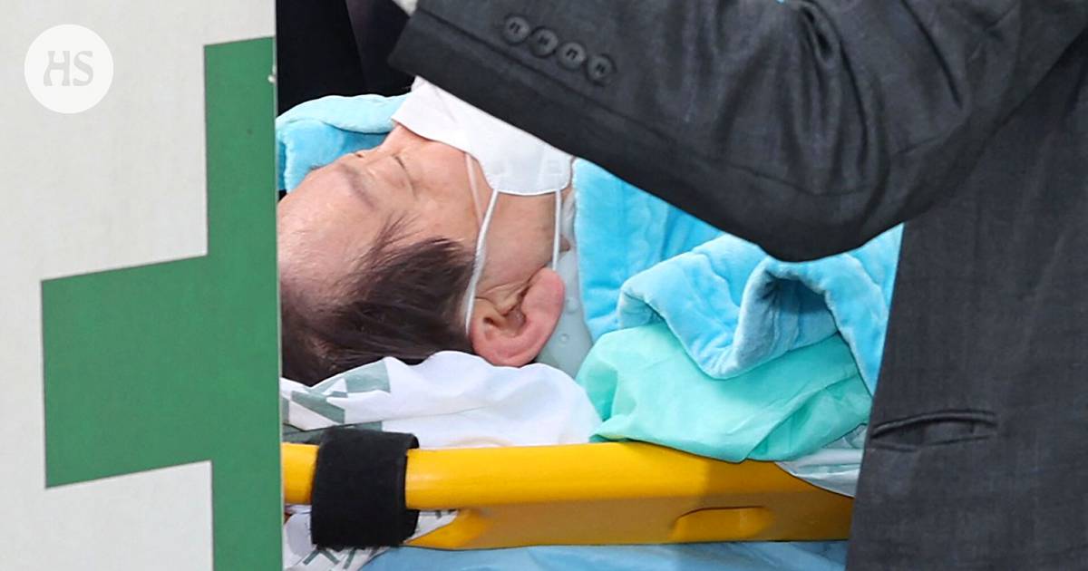 Opposition leader in South Korea suffers neck stabbing