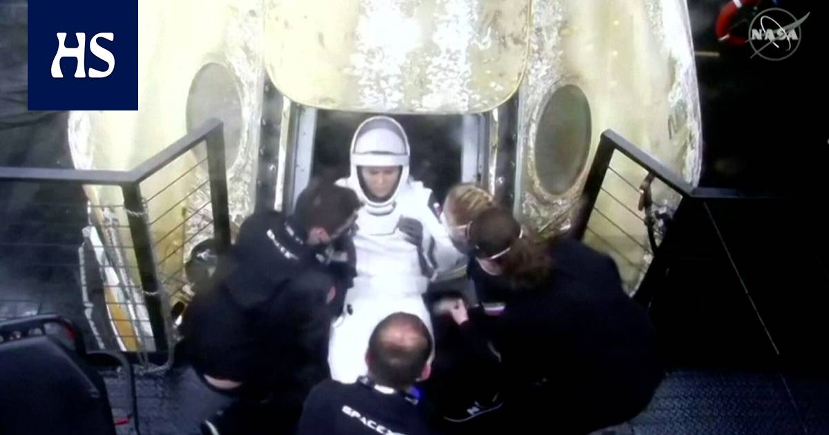 Four astronauts successfully returned to Earth, video shows landing