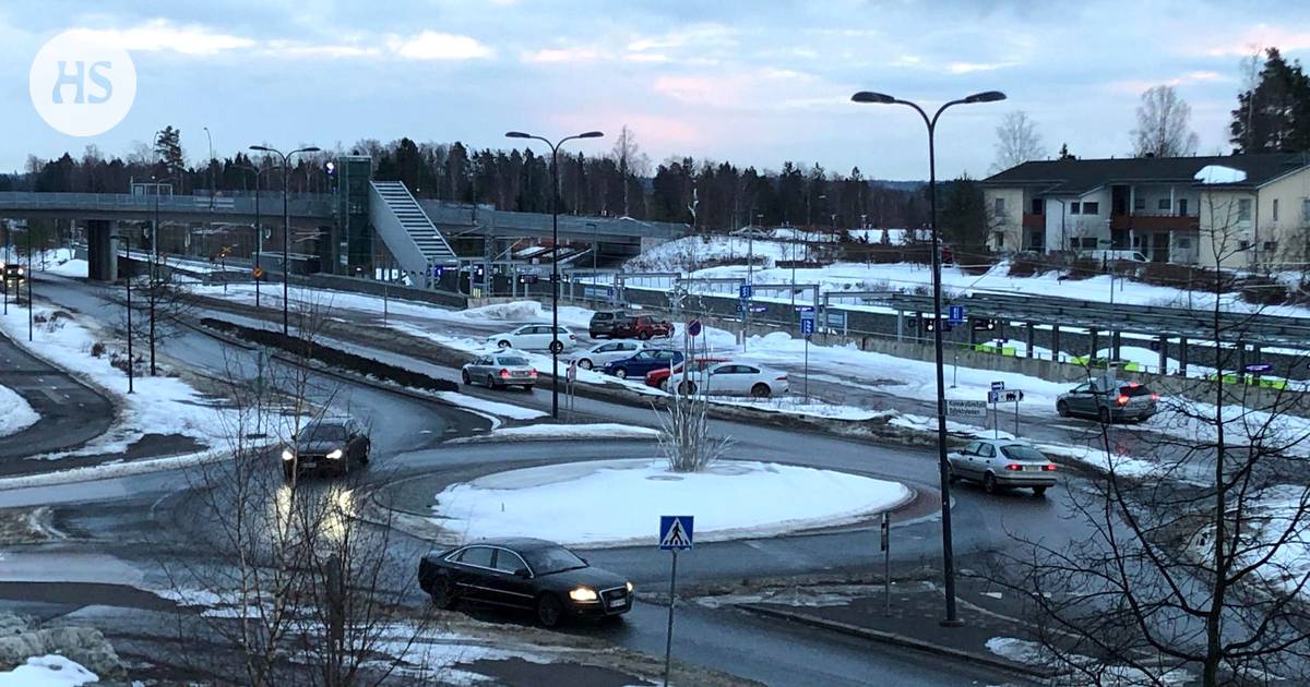 Uinuvan vantaalaislähiön hiljaiselle kadulle on ahdettu peräti neljä  liikenneympyrää – Eikä kukaan oikein osaa perustella miksi - Vantaa 