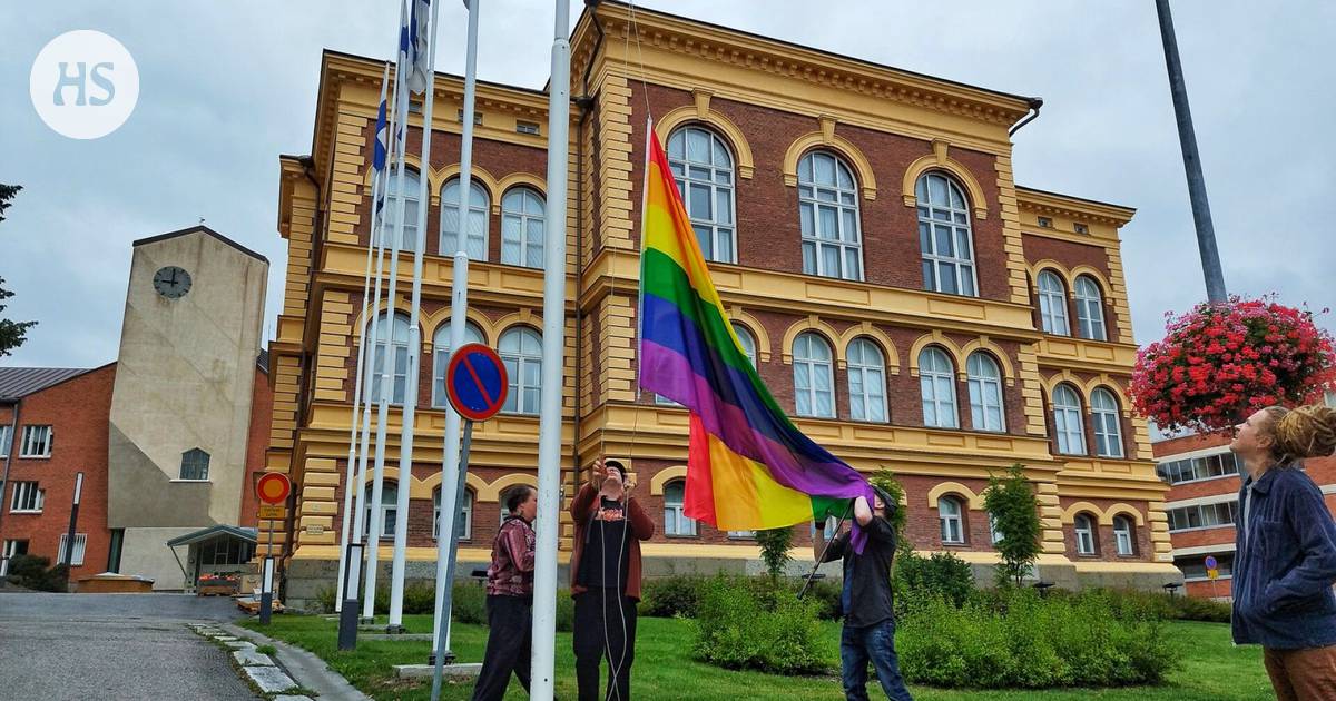 Savonlinna kieltäytyi Pride-liputuksesta, paikalliset nostivat  sateenkaarilipun salkoon omin päin - Kotimaa 